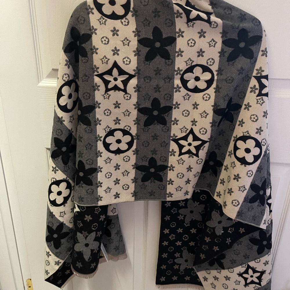 Luxury Style Scarf NWT - Picture 3 of 3